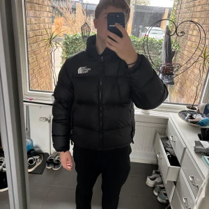 North face jacka  - Säljer nu min North face jacka till ett värde på 3000kr för 1199kr. Den är storlek L men passar även M om du vill ha den lite oversized som jag själv. Inga defekter