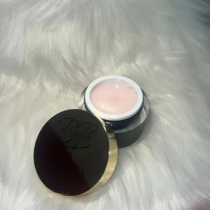 Gele från bano Beauty  - Gele bano beauty i färgen luxe milk.