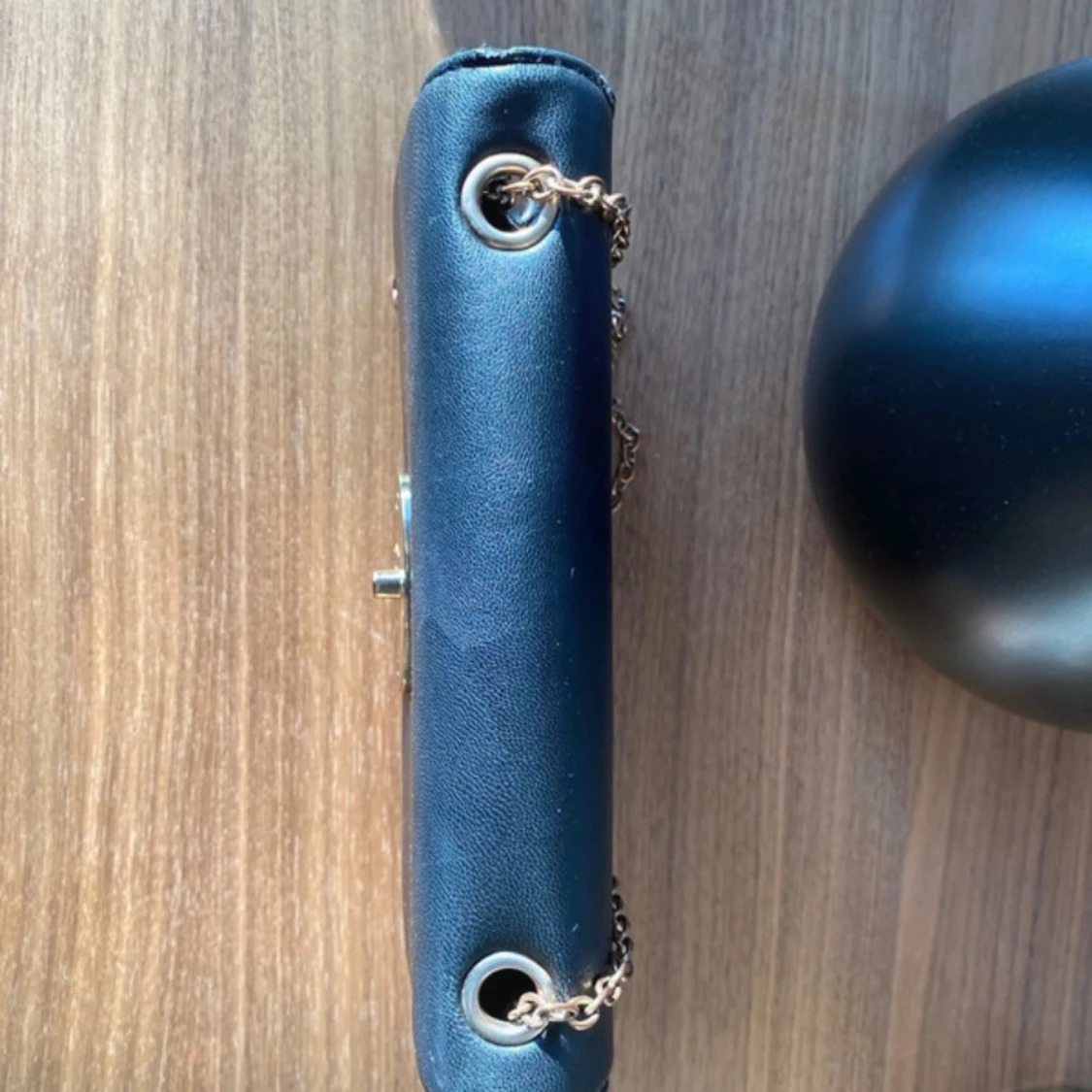 Svart axelväska med kedja - 92