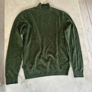 Grön polotröja från Pierre Cardin - Säljer en stilren grön polotröja från Pierre Cardin i bra skick. Tröjan är perfekt för höst och vinter med sin mjuka och varma känsla. Den har långa ärmar och en klassisk polokrage som ger en elegant touch. Passar både till vardags och lite finare tillfällen.