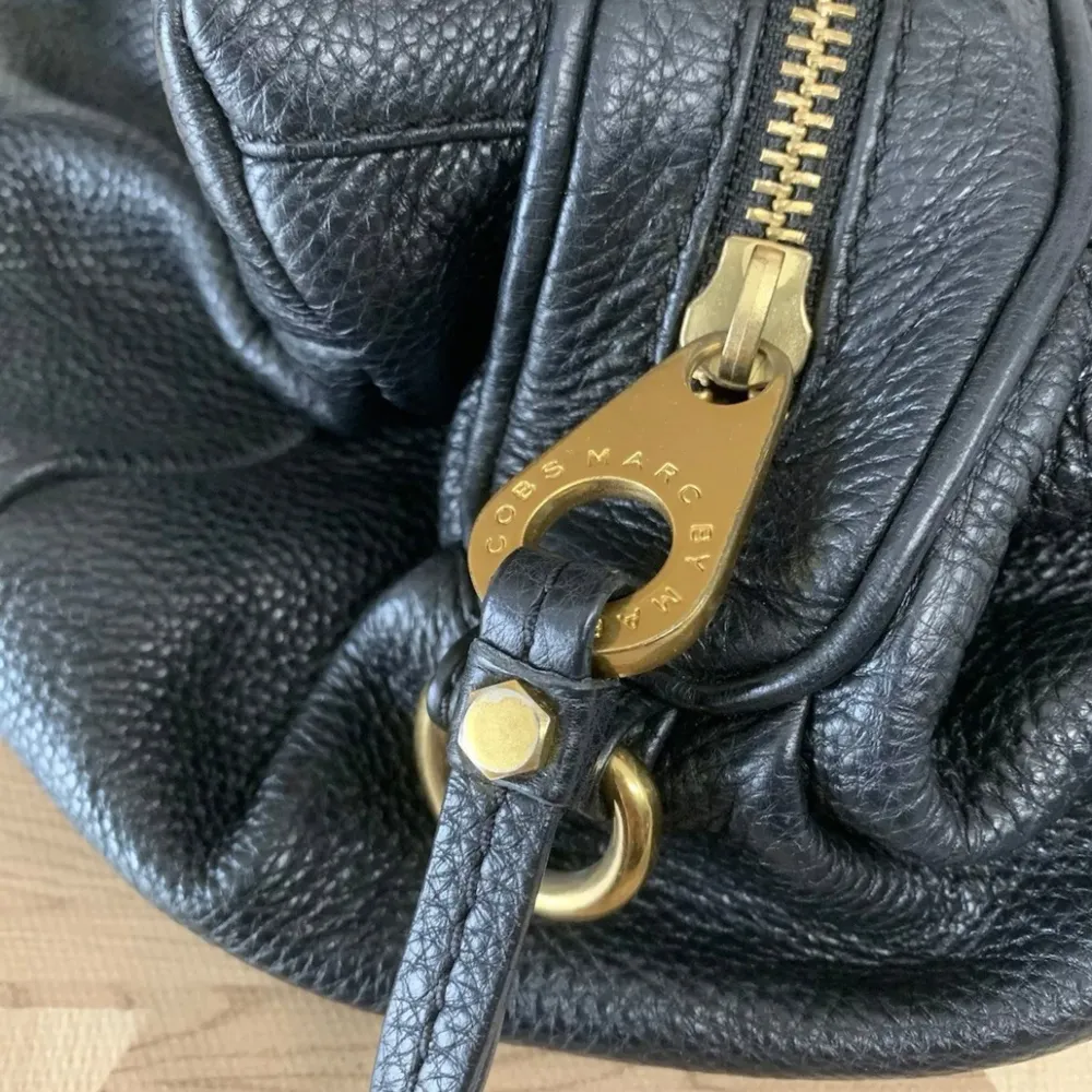 Marc Jacobs Classic Q Baby Groovy 2-Way Bag Axelväska Svart Skick: Utmärkt  Det finns en mindre  fläck på innerfodret. En del av handtaget flagnar något. Väskan är i vackert men sparsamt använt skick utan några revor. Vänligen se bilder. . Väskor.