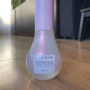 Glow Recipe Watermelon Glow Niacinamide Dew Drops - Säljer en flaska Glow Recipe Watermelon Glow Niacinamide Dew Drops. Är perfekt för att ge huden en ultimat glow och ljusare ton. Innehåller niacinamid och doftar härligt av vattenmelon. Perfekt för att återfukta och ge huden en fräsch look! Använd en gång när jag skulle testa den funkade inte med min acne tyvärr.