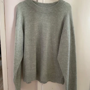 Fin stickade tröja från HM  - Fin grön/grå tröja med små stenar på i strl XS, men passar även S. Jättefint skick då den inte är använd så mycket! 🤗