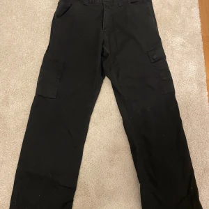 Svarta jeans från Weekday - Säljer ett par svarta jeans från Weekday i bra skick. De har en klassisk design med knapp och dragkedja framtill. Perfekta för både vardag och fest! 🖤storlek 32/32