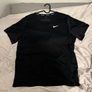 Nike tröja - Skön luftig svart Nike tröja i storlek L