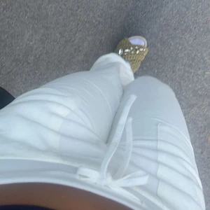 Vita linnebyxor från Nelly - Säljer ett par vita linnebyxor från Nelly i storlek XS. De är lågmidjade med en bekväm passform och har snörning i midjan. Perfekta för sommardagar eller en avslappnad stil. Använda endast en gång, bra skick!