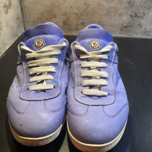 Moncler GATS - Säljer ett par snygga blå gats från Moncler i bra skick. Nypris ca 5000 kr. Självklart äkta 🤩 skriv vid funderingar😁