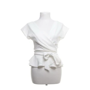 vit omlottopp med knytband !! - säljer denna superfina vita omlottoppen med knytband i midjan !! nästan aldrig använd🙏🏼kan sänka priset vid snabbt köp❣️