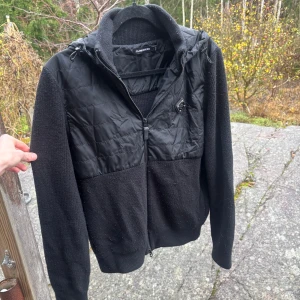 J.Lindeberg Cardigan - Skick: 7/10 nopprig, tecken på användning. Storlek S. Hör av er vid frågor eller funderingar ✌️