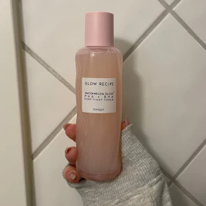 Glow Recipe Watermelon Glow Toner - Säljer en Glow Recipe Watermelon Glow PHA + BHA Pore-Tight Toner. Den har en söt rosa flaska med ett matchande lock. Perfekt för att ge huden en fräsch och återfuktad känsla. Används för att minimera porer och ge en jämnare hudton. Endast använd en gång och säljer pga att den inte fungerar så bra på min hy😢😢 nypris är 479kr