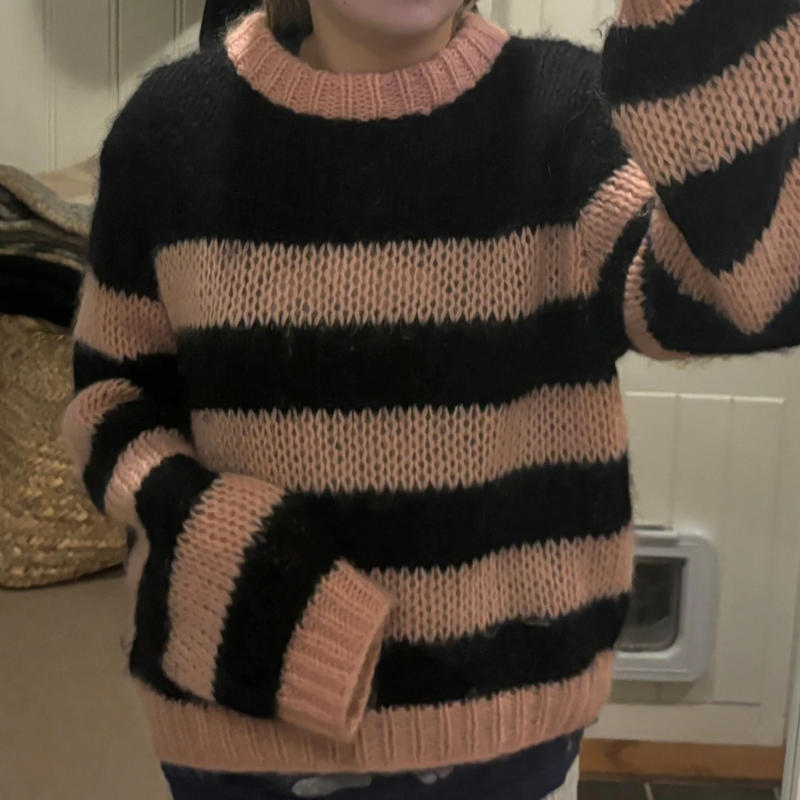 Randig stickad tröja i rosa och svart ganni - 91