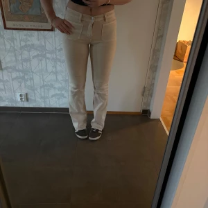 Beige byxor med bootcut - Säljer ett par snygga beige jeans i bootcut-stil i storlek 36 från mango. De är lågmidjade med jättefina fickor fram och bak. Perfekta för både vardag och fest!🌸 jag är 172cm
