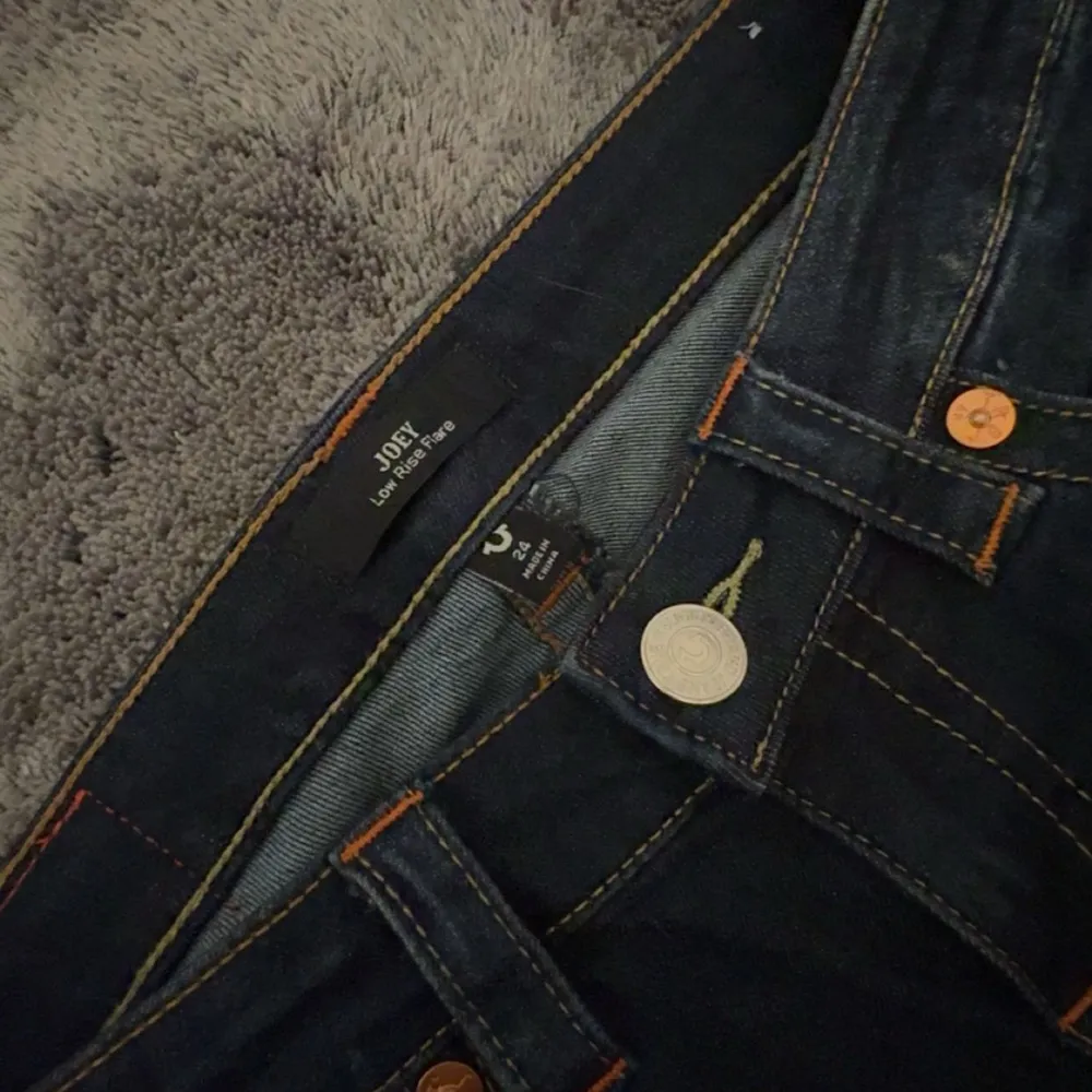 Säljer ett par Joey low rise flare true religon jeans! Säljer pågrund utav att de aldrig kommer till användning, ordinarie pris är 1 299 kom privat för frågor🩷. Jeans & Byxor.