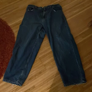 Big Boy og logo jeans - Säljer ett par blå jeans från Bigboy i storlek L. De har en cool broderad detalj på fickan med en liten figur. Jeansen har en loose passform och är perfekta för en avslappnad stil. De är i bra skick och redo för nya äventyr!säljer då de inte är min stil längre 