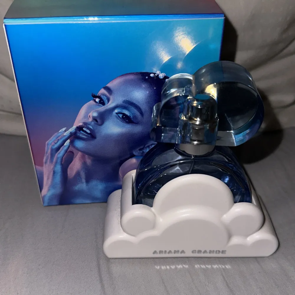 Säljer parfymer från Ariana Grande. en Cloud☁️30ml Ca halva kvar. Hör av er om ni har några frågor🤗Ny pris Ca 400kr. Parfym.