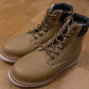 Vinter skor - 9/10  Kan diskutera pris vid snabb affär!