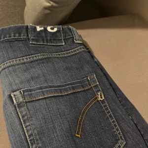 Dondup jeans - Tjena! Säljer dessa dondup jeans som är i storlek W31 (är lite längre än en normal 31:a). Jeansen är i mycket bra skick och har inga skador. Vid fler frågor är det bara att höra av sig! Mvh Isak