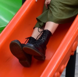 Dr.Martens 1460 -  Svarta boots med snörning - Säljer ett par Dr.Marten svarta skinnstövlar med snören. De är i mycket bra skick och perfekta för höst och vinter. Skorna har en robust sula och klassisk design som passar många olika stilar.