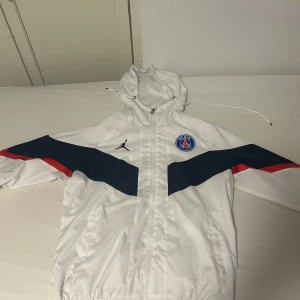 Psg - Säljer denna snygga psg windbreaker jackan.Den är i bra skick inte använd många gånger