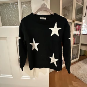 Svart tröja med stjärnor från Shein - Säljer en snygg svart tröja från Shein med vita stjärnor. Tröjan är i bra skick och har långa ärmar. Passar perfekt för höst och vinter. 