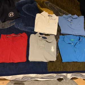 Flera pikétröjor i olika färger - Säljer flera pikétröjor i olika färger och märken. Perfekta för både vardag och fest! Tröjorna är i bra skick och finns i färgerna röd, vit, ljusblå och blå. Märken som syns är bland annat Tommy Hilfiger och Ralph Louren och Benetton. Passar perfekt till vår och sommar. Storlekar 12-14 och 10-12 passar större.