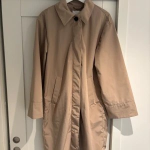 Beige trenchcoat från Monki - Säljer min beige trenchcoat från Monki. Själv köpt på Plick men knappt använd och i väldigt bra skick 🧡