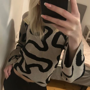 Beige och svart mönstrad tröja från Freequent - Säljer en superfin beige tröja med svart abstrakt mönster från Freequent. Den har långa ärmar och en skön passform. Materialet känns mjukt och bekvämt. 