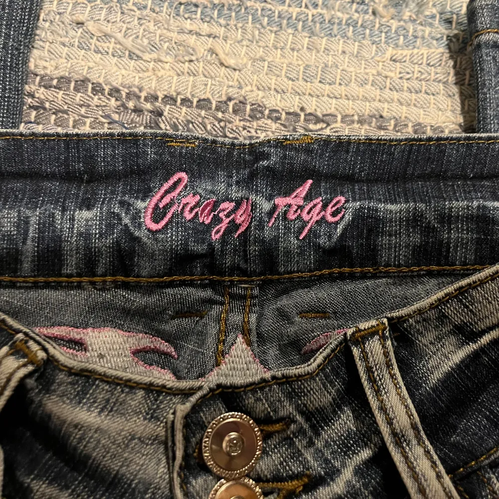 Prisförslag nekas! Säljer mina crazy age jeans då det inte är min stil längre, helt perfekt schick då dom är använda endast två gånger. Rosa stitching både fram och bak. Bootcut där nere och. Passar på mig som är 163 och brukar ha xs i jeans . Jeans & Byxor.