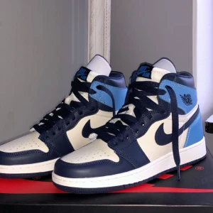Nike Air Jordan - Säljer ett par snygga Nike Air Jordans i blå och vit färg. Skorna har en klassisk design med snörning och är i bra skick.  Pris kan diskuteras 