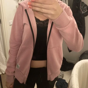 Rosa hoodie  - Säljer en supermysig rosa hoodie. Den har en dragkedja framtill och en skön huva. Perfekt för kyliga dagar eller bara för att chilla hemma. Den är i bra skick och passar perfekt till jeans eller leggings. 🩷