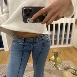Jeans  - Hej jag säljer ett par snygga blå jeans i storlek S. De har en cool dubbelknapp och är lågmidjade. De är knappast använda. Skriv om ni vill ha mer bilder // pris kan diskuteras 💕(lånade bilder)