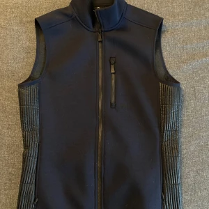 J.Lindberg Väst - Väldigt bra skick och snygg, inga defekts och inga problem med dragkedjan. Bara att fråga på om det är något! 