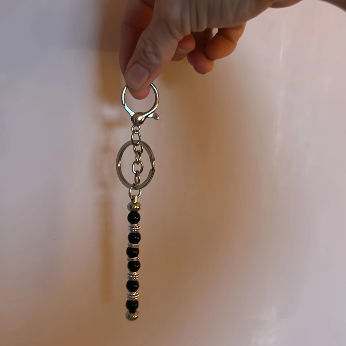 Nyckelring med svarta och silverfärgade pärlor - 91