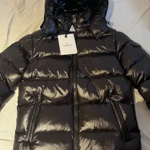 Säljer min storebrors mycket fina moncler jacka. Storleken på den är 2 (M) och är i helt nytt skick. NFC scanner funkar.💕💗