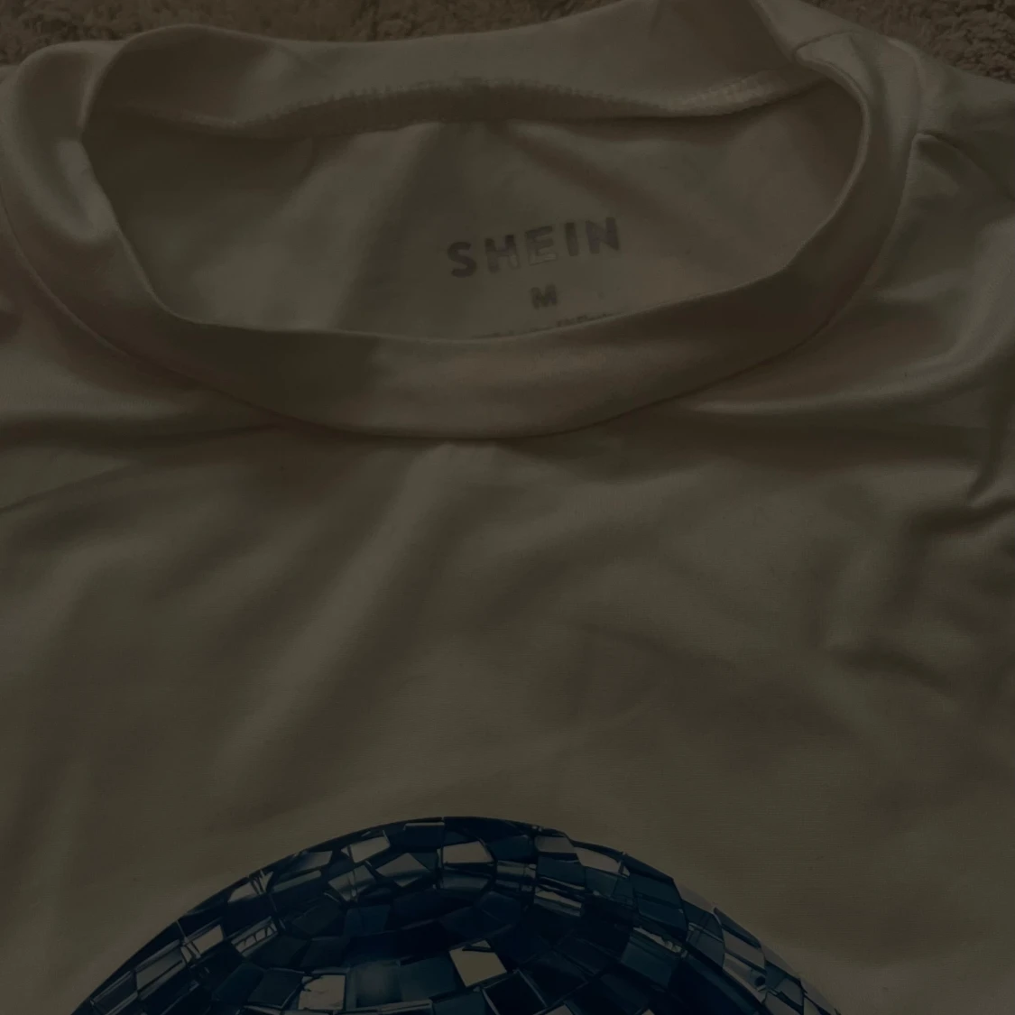 Vit T-shirt med en 🪩  - 2