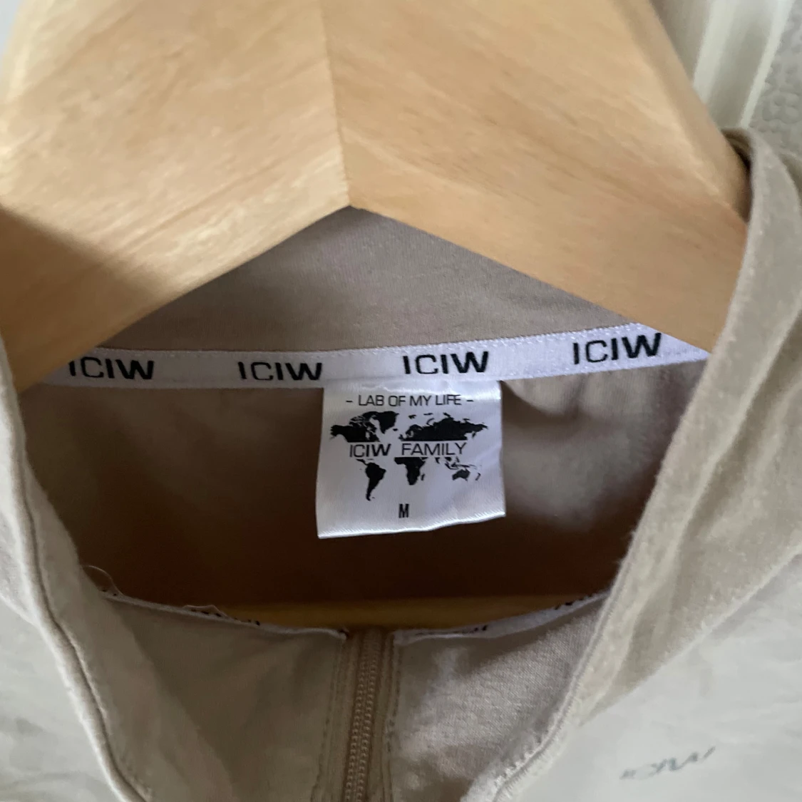 Beige tröja från ICIW - 90