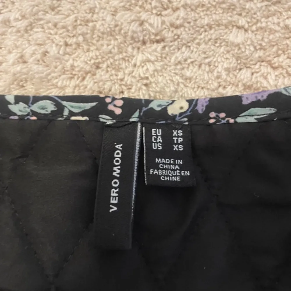 Supersöt tunn jacka med små volanger på axlarna från vero moda. Takit.