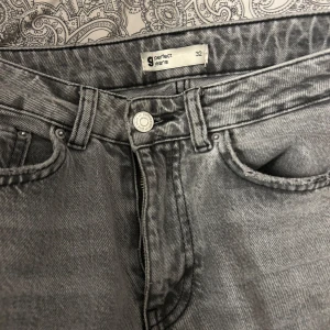 Grå Jeans - Gråa Jeans från Gina Tricot. I storlek 32 och köpte för 499 kr💞