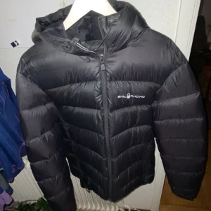 SAIL RACING JACKA  - Jag säljer denna jacka för att jag inte använder den längre. Jackan är varm och väldigt bra nu till vintern. En lite skråma på jackan men annars helt fel fri.