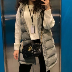 Medellång väst - Säljer min gröna väst från Zara. Har används få gånger och är i mycket bra skick.