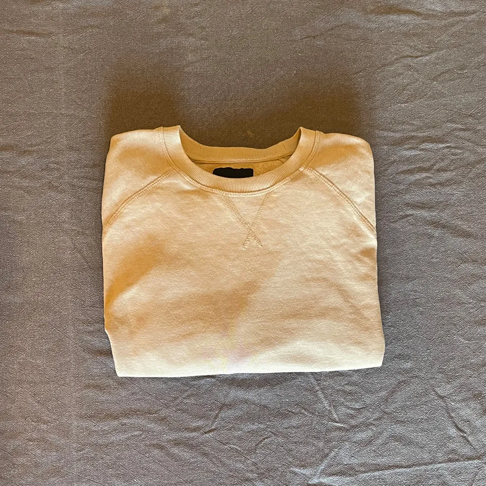 Säljer en stilren beige sweatshirt från Lager 157 i storlek L. Den är i mycket bra skick och perfekt för både höst och vår. Tröjan har långa ärmar och en klassisk rund halsringning. Superbekväm och lätt att matcha med jeans eller chinos. Passa på att fynda denna snygga tröja!. Tröjor & Koftor.