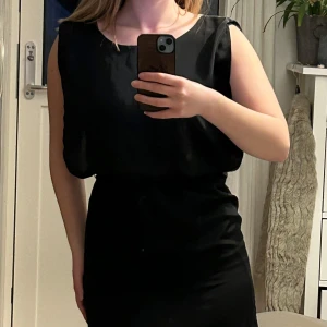 Svart klänning - Svart klassisk klänning från H&M