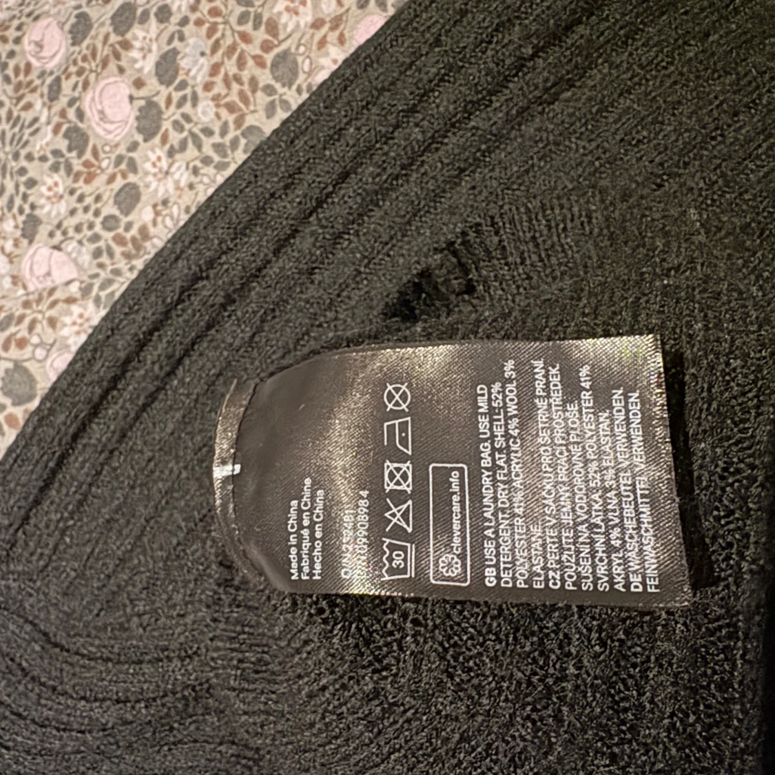 Svart ribbad kofta med knappar - 92