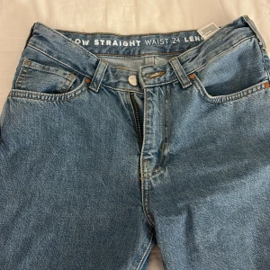 Blå jeans med rak passform - Säljer ett par klassiska blå jeans i rak modell. De har en låg midja och är i mycket bra skick. Använd en gång endast. Waist 24 Lenght 32