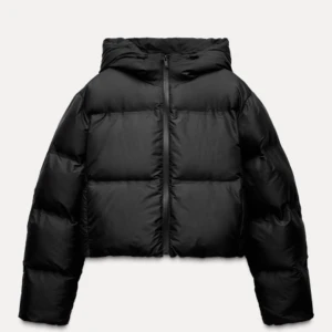 Svart pufferjacka med huva (slutsåld i Zara) - Säljer en snygg svart pufferjacka från Zara med huva. Jackan är perfekt för kalla dagar, VARM! Den är i super bra skick och passar perfekt för både höst och vinter. Jackan har en normal passform men velat ha oversized looken därmed är jackan i storlek XXL men jag bär M. Fler bilder med jackan på kan skickas vid begäran! 🤎pris kan diskuteras!