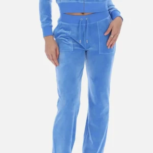 Blå mjukisbyxor och kofta  i velour - Säljer ett helt juciy sett det är superbekväma. Perfekta för mysiga dagar hemma eller en avslappnad dag ute. 🩵