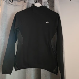 Svart långärmad tröja från Craft - Säljer en svart långärmad tröja från Craft i mycket bra skick. Perfekt för träning eller som ett extra lager under kalla dagar. Tröjan har en tight passform och är tillverkad i ett syntetmaterial som andas. Den har en diskret logga på bröstet. Perfekt för höst och vinter!