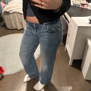 Lågmidjade jeans  - Ett par Lågmidjade jeans från weekday😍, passar mig som är 168 och bär 38 i jeans💗