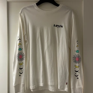 Vit långärmad tröja från Levi's - Tröjan är använd ett fåtal gånger så den är i toppskick✨