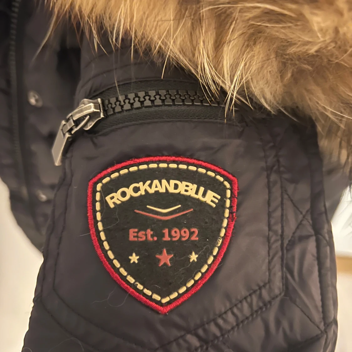 Svart dunjacka från Rockandblue med pälskrage - 90